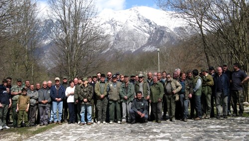 30.03.2008 - zbrani ribiči pred pričetkom čistilne akcije