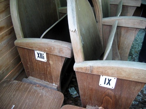 Klopi iz nekdanje dvorane v Idrskem