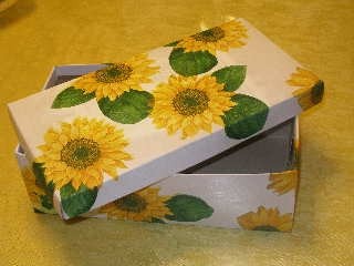 škatla od čevljev-oblečena v meni najljubše rože