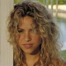 Shakira ob jezeru