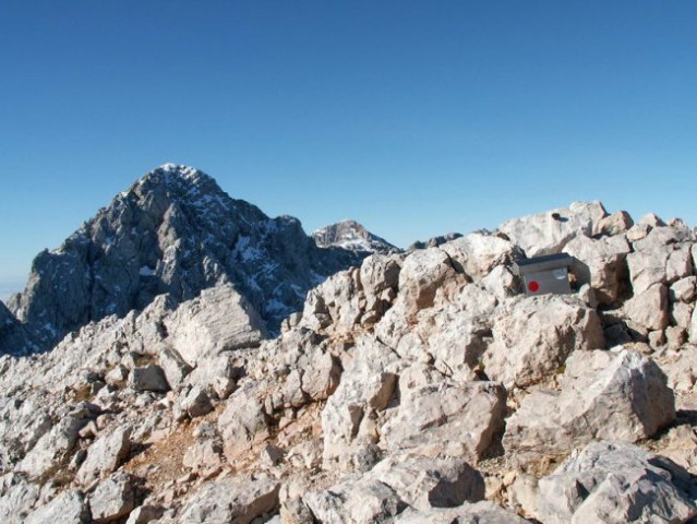 Po slabih treh urah miganja pridem na 2433 m visok Križ. Škoda, da slika ne prikaže 