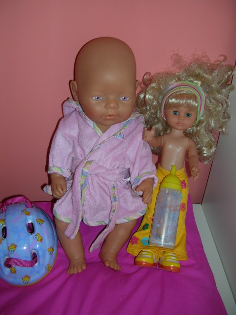 Baby Born, ki pije in lula, zraven je še original hrana zanj ter plenička ter čelada in oč