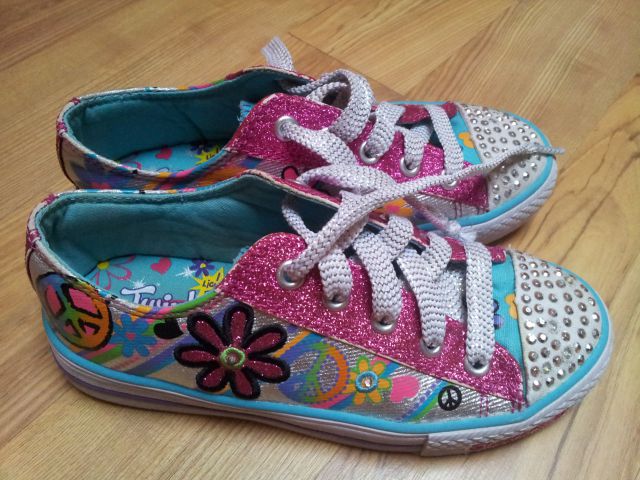 SKETCHERS 32 KOT NOVE Z UTRIPAJOČO LUČKO 18€