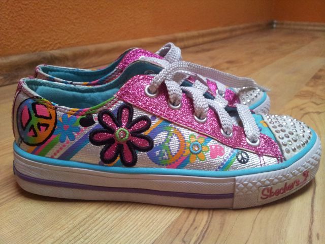 SKETCHERS 32 KOT NOVE Z UTRIPAJOČO LUČKO 18€
