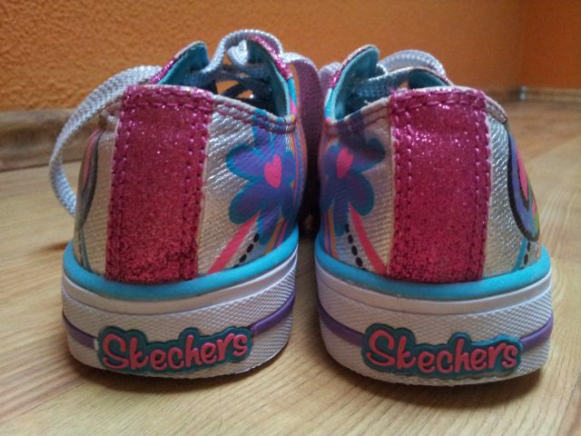 SKETCHERS 32 KOT NOVE Z UTRIPAJOČO LUČKO 18€