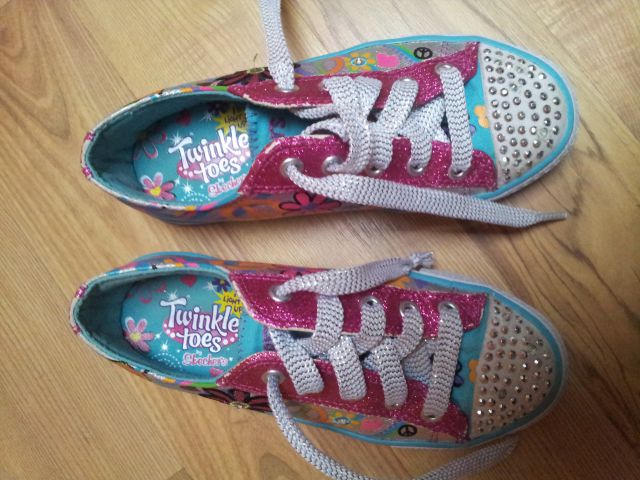 SKETCHERS 32 KOT NOVE Z UTRIPAJOČO LUČKO 18€