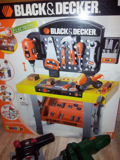 SMOBY BLACK&DECKER ELEKTRONSKA DELAVNICA Z DODATNO DOKUMPLJENIMI ELEKTR. ORODJEM