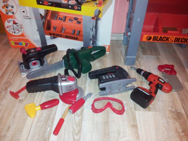 SMOBY BLACK&DECKER ELEKTRONSKA DELAVNICA Z DODATNO DOKUMPLJENIMI ELEKTR. ORODJEM