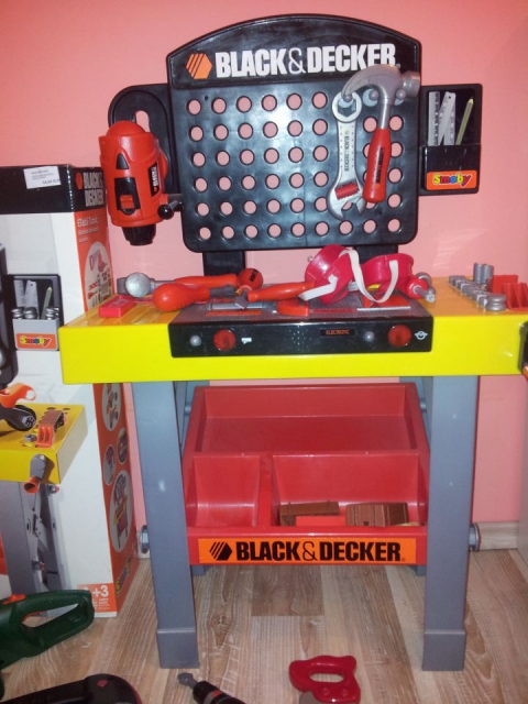 SMOBY BLACK&DECKER ELEKTRONSKA DELAVNICA Z DODATNO DOKUMPLJENIMI ELEKTR. ORODJEM