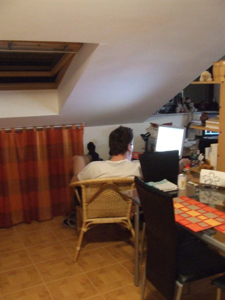 Mihov kotiček z računalnikom;  na levi se vidijo zavese, za katerimi sva ustvarila dodaten