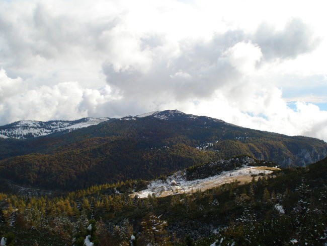 Mlakarjeva bajta, v ozadju Velika Planina