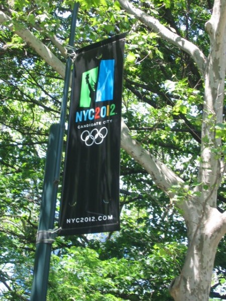 NY je eden od moznih prizorisc olimpijskih iger 2012 - povsod odstevajo dneve do koncne od