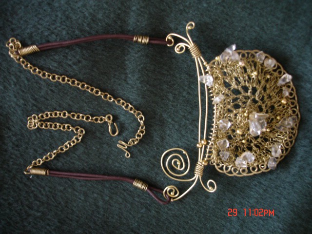 Pletena hobby žica sa kristalima i pozlaćenim metalnim perlicama 