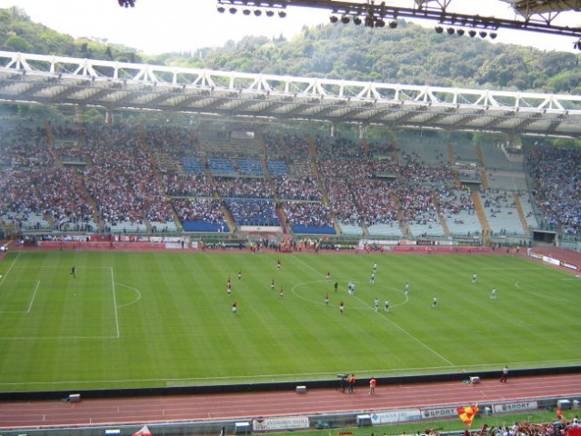 Pred začetkom tekme, v ozadju pogled na tribuno Monte Mario
