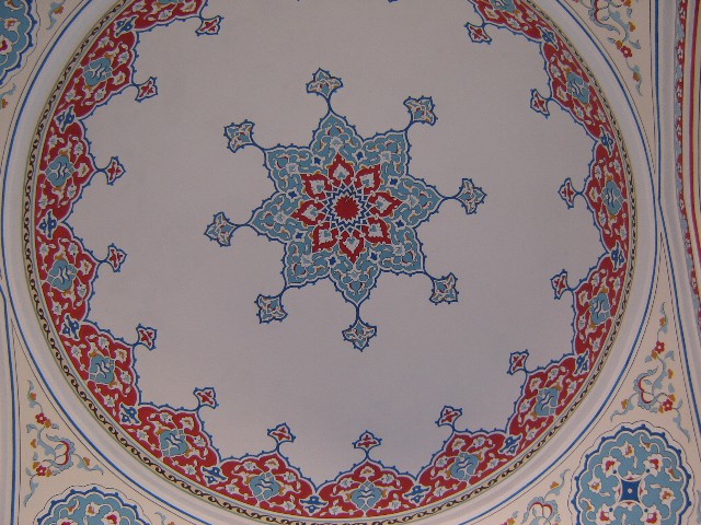 Pobarvan strop nadstreška mošeje
