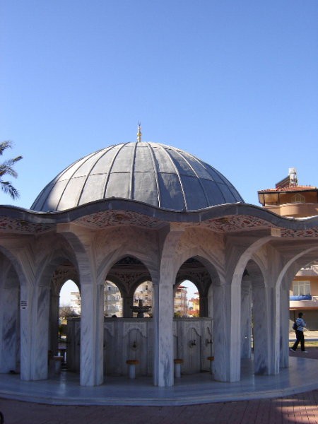 Umivalnica za noge pred mošejo
