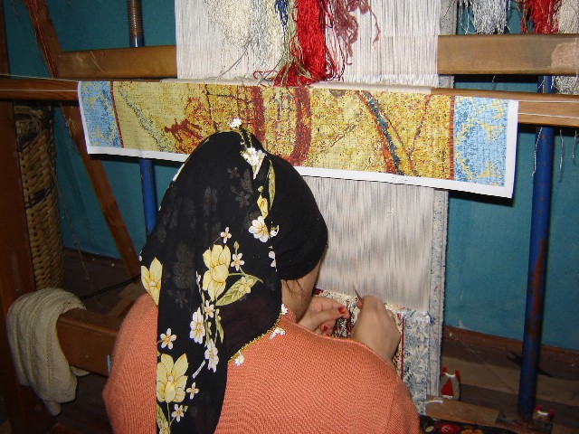 Ročno izdelovanje svilene preproge - le 1 m2 na leto