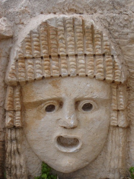 Myra - detajl spominja na maske iz antičnih gledališč