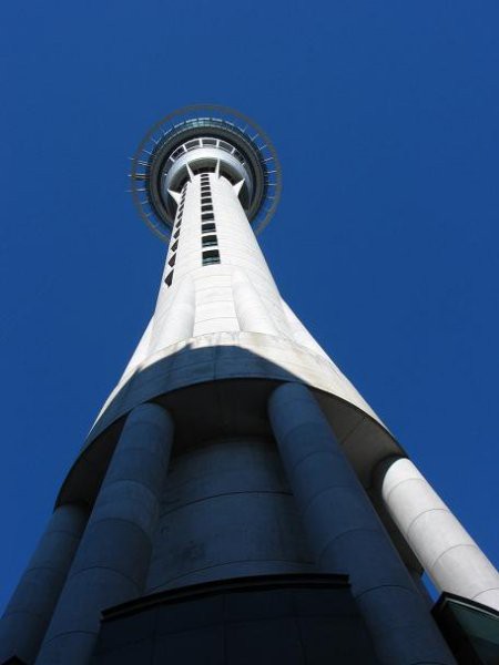 Sky tower. Ponujajo 192m bungee jumping z zgornje terase