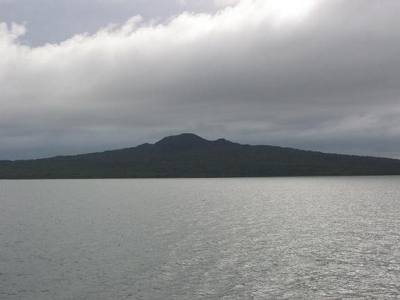 Rangitoto island. Ugasli vulkan star le 600 let.