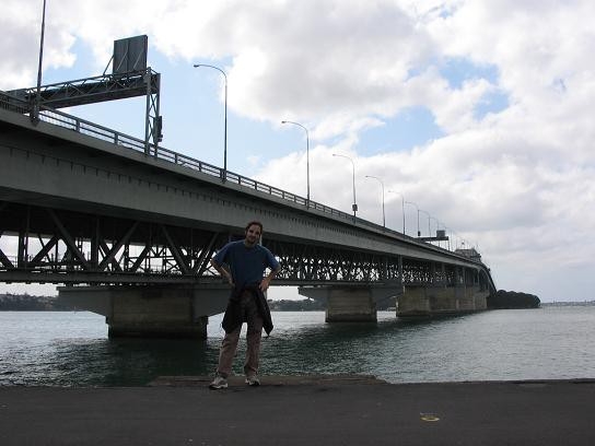 Harbour bridge (povezuje N in S) in je kakih 8pasoven most, večno zabasan