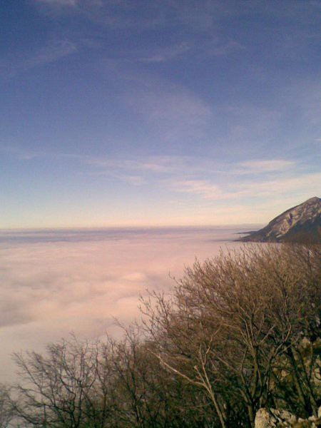 Otliško okno 20.1.2008 10:21 Pogled na Vipavsko dolino proti Zahodu mimo pobočja Čavna. V 