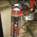 Motor je zelo umazan.Če ne bi imel te luči ne bi mogel iz gozda.