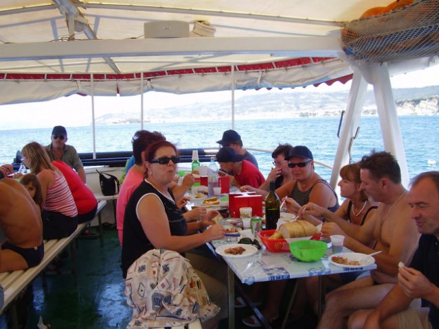Se že mastimo, z desne- Anamarijin mož, Matjaž z ženo, riba racarak z možem, MajaMarko, de