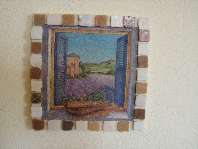 Slikica s servetkom in odpadnimi mozaik ploščicami