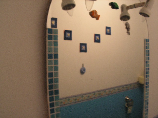 Takole pa se slikice vidijo v ogledalu na WC-ju za goste, mimogrede, tudi mozaik na ogleda