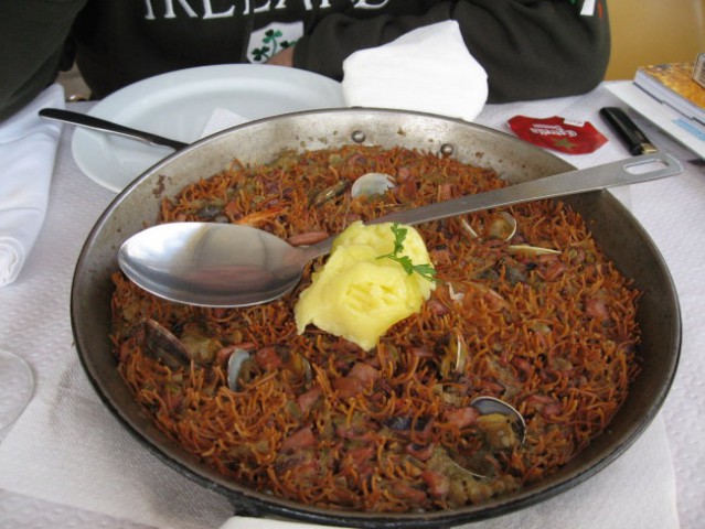 Fideua (paella z malimi spageti)