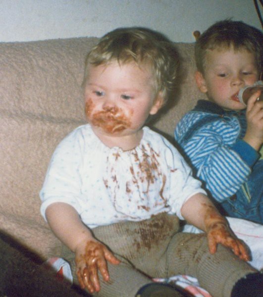 tu pa js popacana s čokolado. to se je zgodil kadar sm jo v roke dobla...tle sm 1 let star