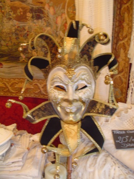 Ena maska u trgovin =)) s čipkam na otoku čipk =))