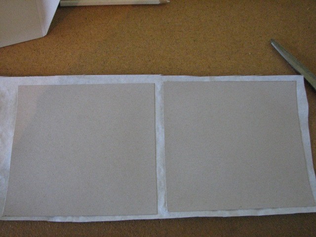 Vrnje dele platnic (štirje konci, ki so malo manjši) prav tako oblečemo v papir. Lahko upo