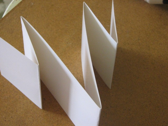 Vzela sem ozek in dolg list tršega papirja in ga po povicah začela zlagati v harmoniko. Ma