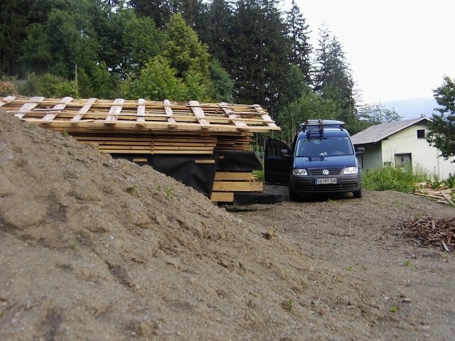 Izdelava strehe za ostresje. Da se bo lahko posušil les in bo kasneje delo lažje.