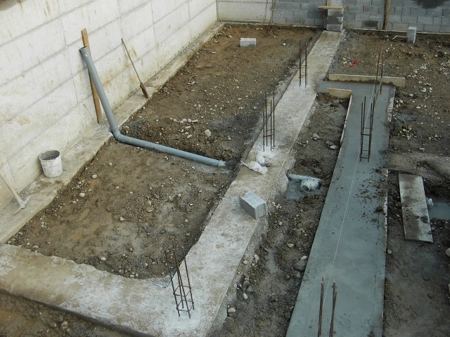 Postavljenje odtokov in betoniranje temeljev za notranje stene.