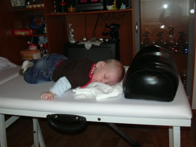 Zaspal se kar na masažni mizi 
(me je masaža utrudila:-))