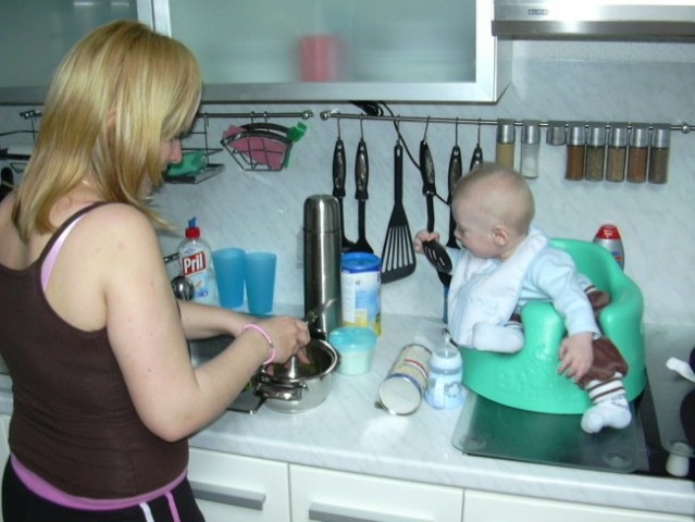 Mamici pomagam kuhat kosilo za mene :-)