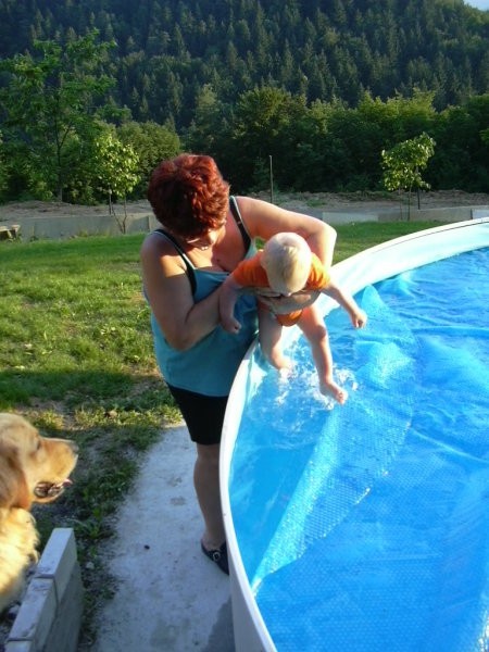 Babi, odpri bazen, jaz bi šel plavat!