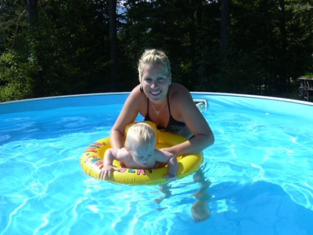 Z mamico uživama na vikendu v bazenu.
