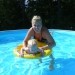 z mamico uživama na vikendu v bazenu.