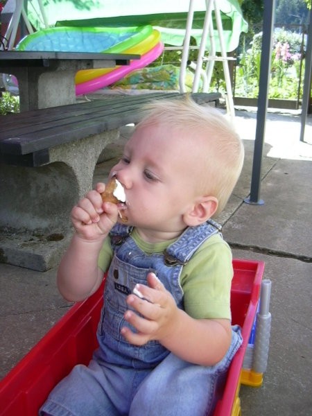 spet jaz s sladoledom (sem sladkosned po mamici in atiju) :-)