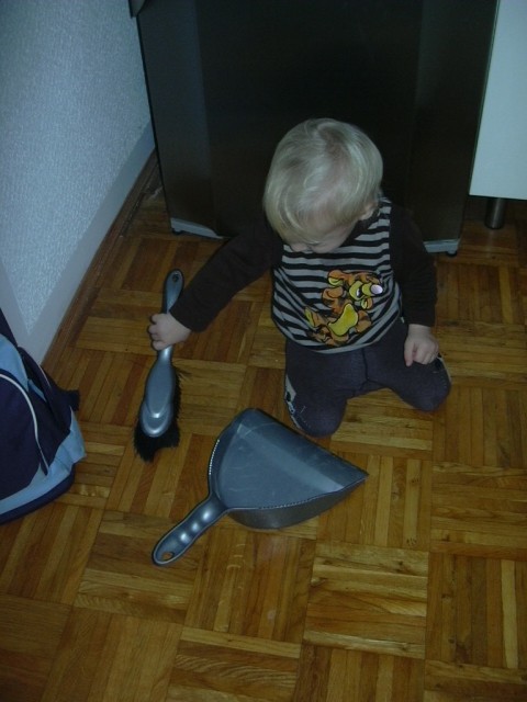 Moja najboljša igrača...poleg čevljev, je metla in smetišnica :-)))))