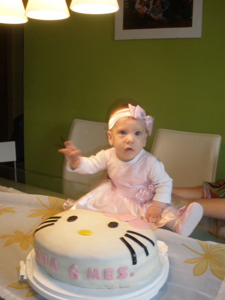 Mia prznuje mini rojstni dan (6 mesecev) - foto povečava