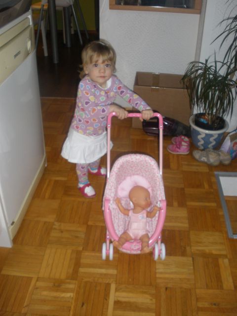 Mia šestnajsti mesec - foto