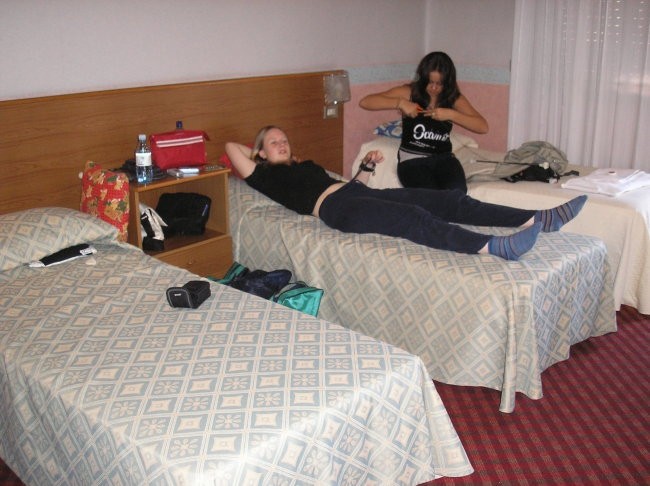 ITA 2006
u apartmaju...pred tekmovanjem :P
se je treba mal relaksirat :D
