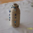 steklenička  ovita z vrvico in  lesenimi kroglicami