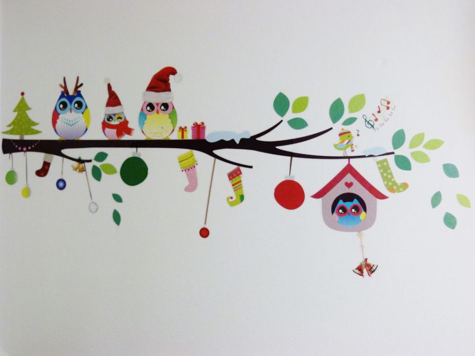 nalepka božične sovice na naši steni