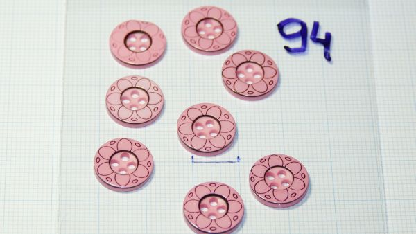 Plastični gumbi z gravirano rožo